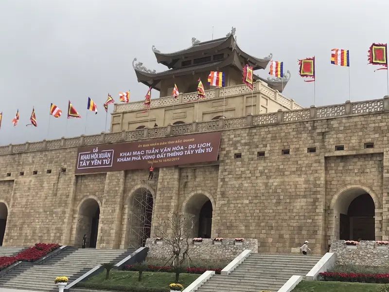 Qua cổng chùa Yên Tử là hành trình đến chùa đồng Yên Tử