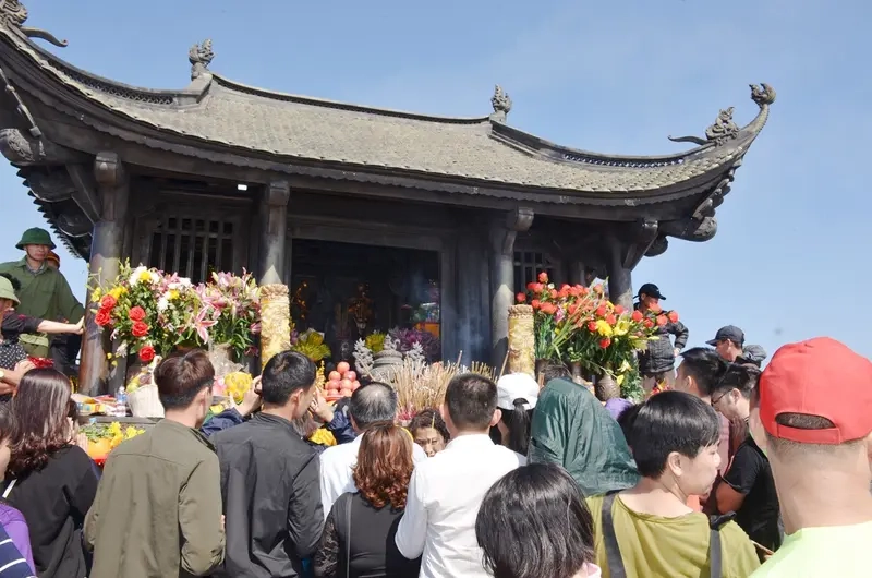 Lễ hội chùa Yên Tử rộn ràng bên tượng đồng chùa đồng Yên Tử