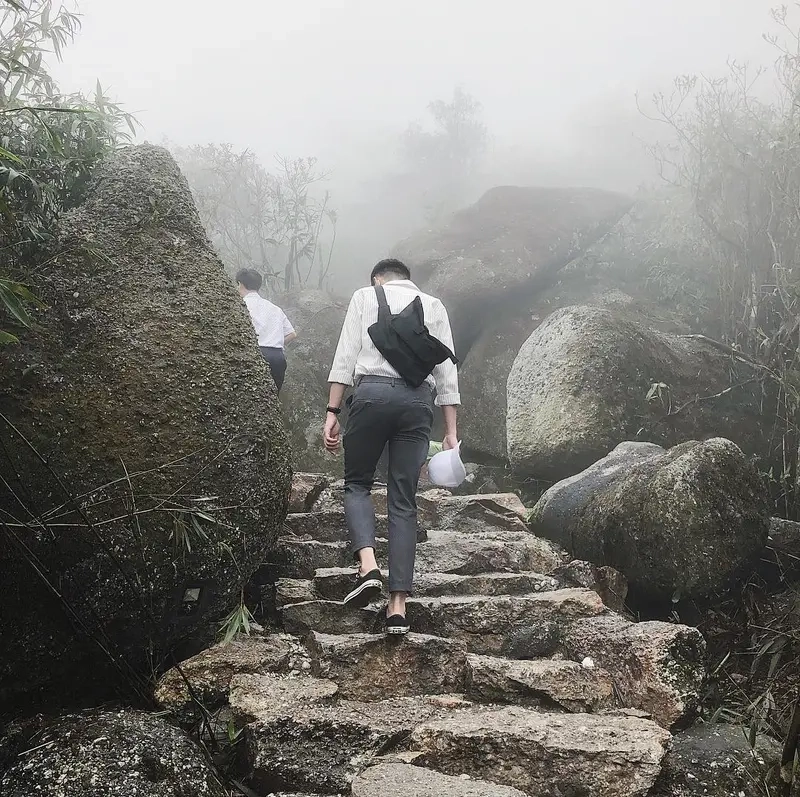 Núi Yên Tử chùa đồng mờ sương khiến ai cũng say mê