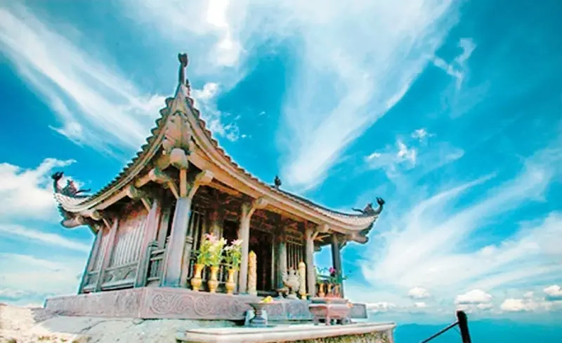 Hình ảnh thiêng liêng trên đỉnh chùa đồng Yên Tử giữa trời mây