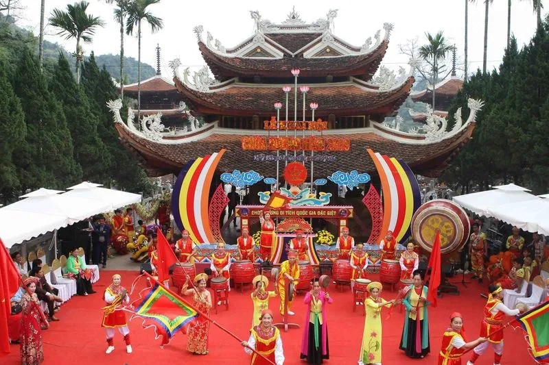 Sắc màu văn hóa rực rỡ trong ảnh lễ hội chùa hương