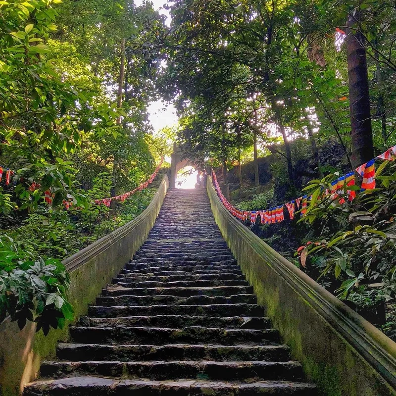 Hành trình linh thiêng qua đường lên chùa hương
