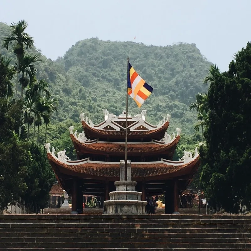 Điểm dừng chân lý tưởng là danh lam thắng cảnh chùa hương