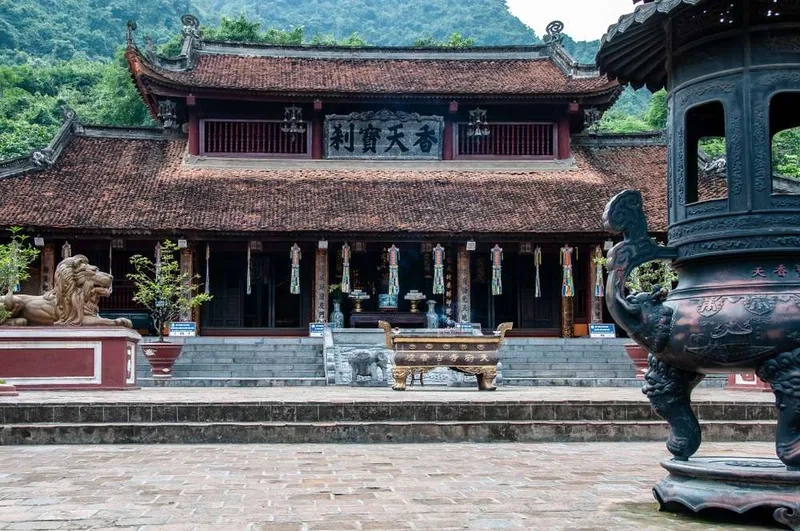 Khoảnh khắc tĩnh lặng trong hình ảnh chùa hương
