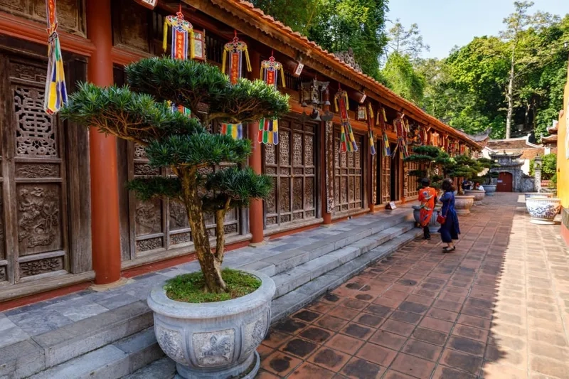 Hành trình thanh tịnh với quang cảnh chùa hương