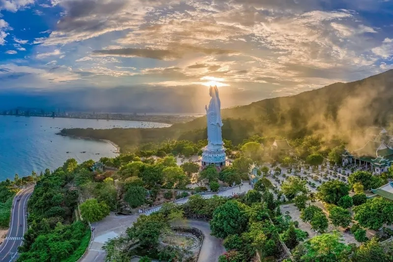 Hình ảnh của chùa Linh Ứng mang đến sự yên bình, gắn liền với tâm linh Đà Nẵng
