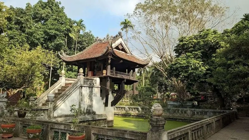 Khung cảnh chùa một cột luôn mang đến cảm giác thanh tịnh và yên bình