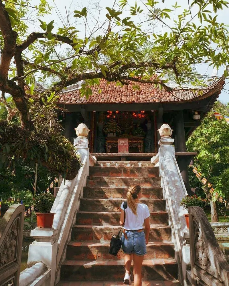 Chùa môt cột nổi tiếng với kiến trúc đơn giản nhưng vô cùng ấn tượng