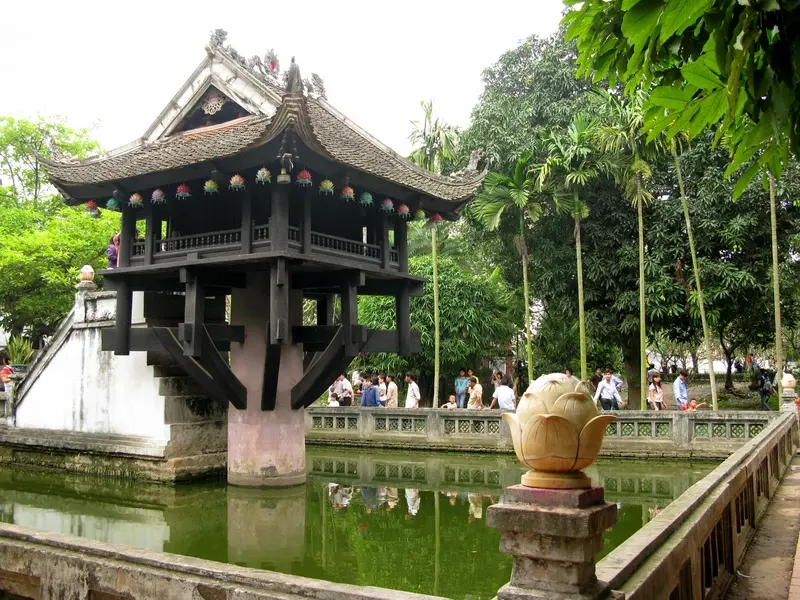 Ảnh chùa một cột ghi lại vẻ đẹp thanh tịnh của ngôi chùa nổi tiếng