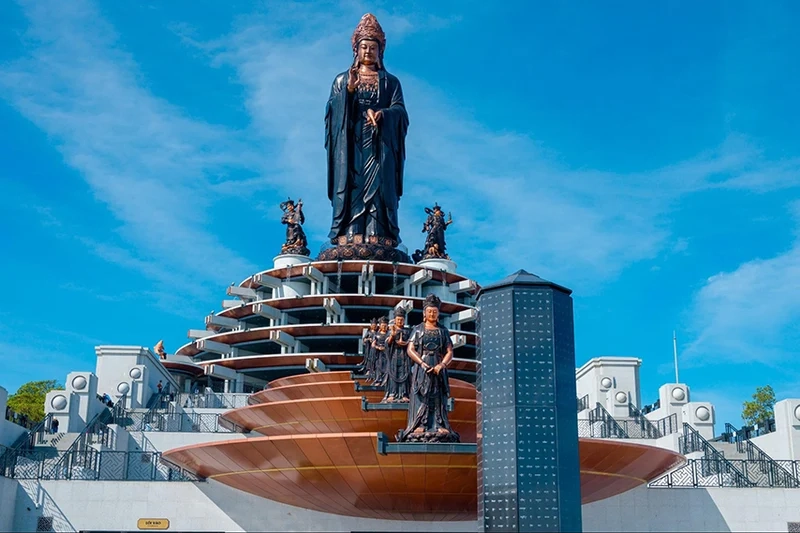 Tượng phật chùa bà đen là điểm nhấn nổi bật giữa cảnh sắc thiên nhiên.