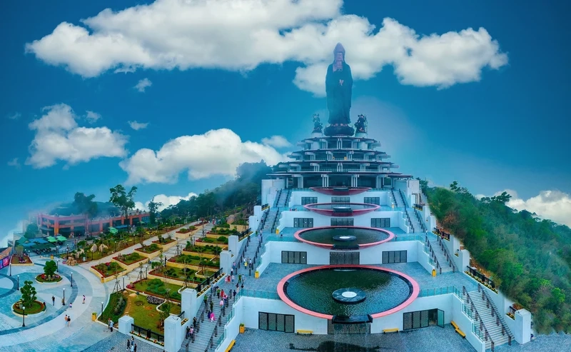 Đền chùa bà đen là điểm linh thiêng gắn với nhiều truyền thuyết.