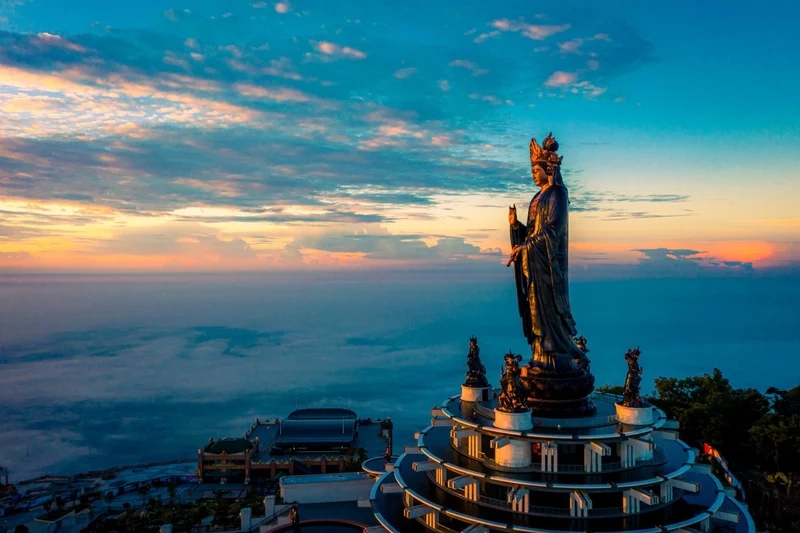 Đền chúa bà đen tây ninh thu hút khách hành hương quanh năm.