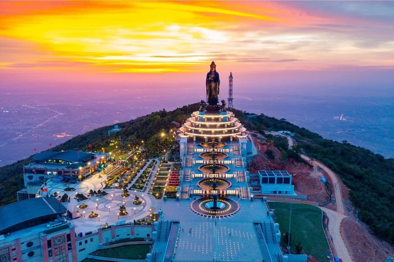 Du lịch chùa bà đen kết hợp giữa chiêm bái và ngắm cảnh núi rừng.