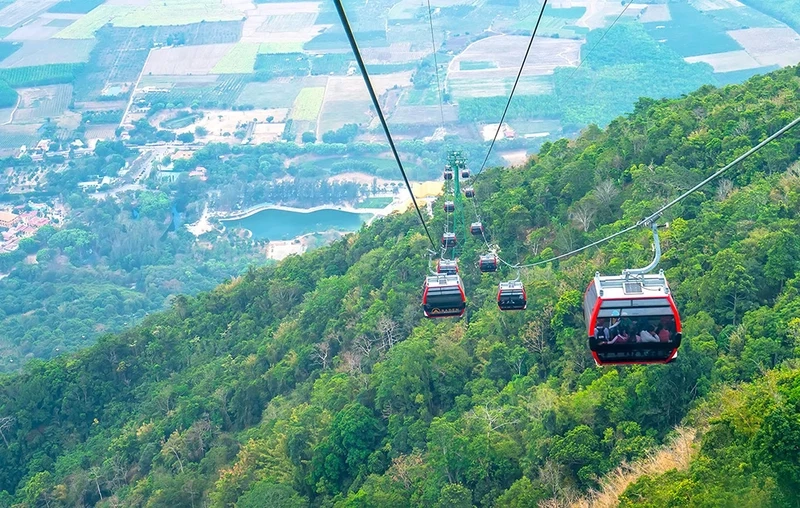 Chùa ở núi bà đen là địa điểm nổi bật trong tour hành hương.