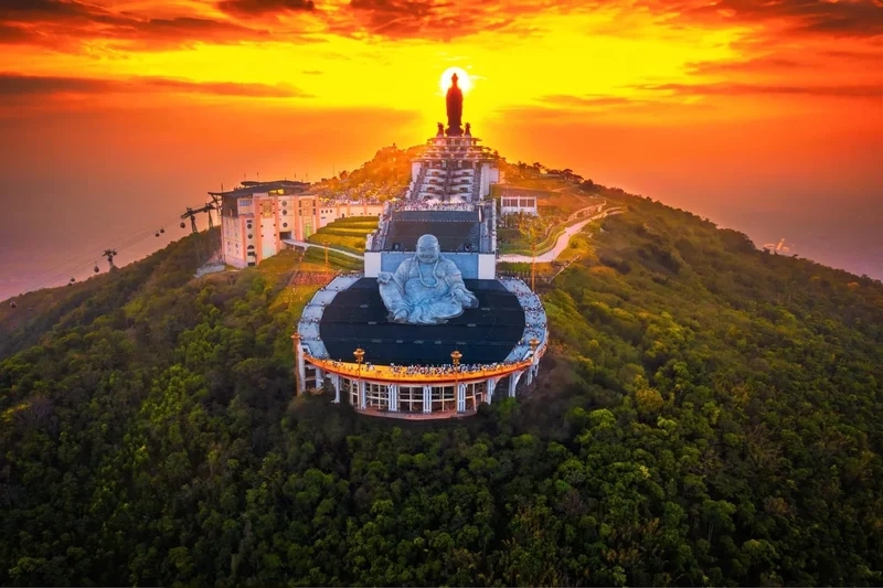 Cảnh chùa bà đen nổi bật với kiến trúc độc đáo giữa thiên nhiên.