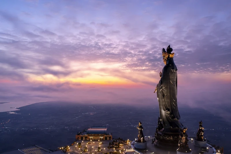 Người dân tin rằng chùa bà đen linh thiêng mang lại may mắn và bình an.