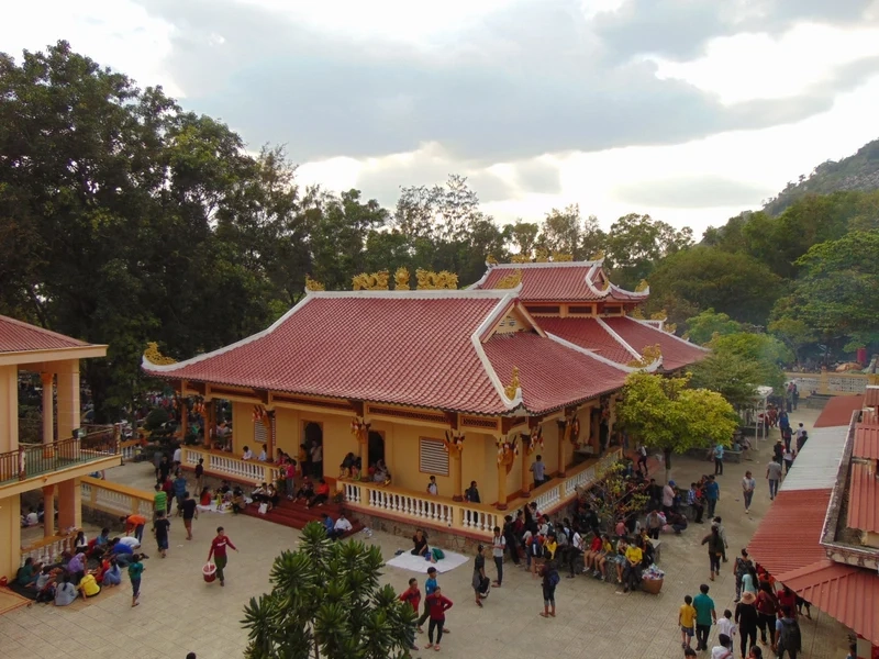 Khám phá chùa bà đen núi tây ninh, nơi linh thiêng giữa núi trời.