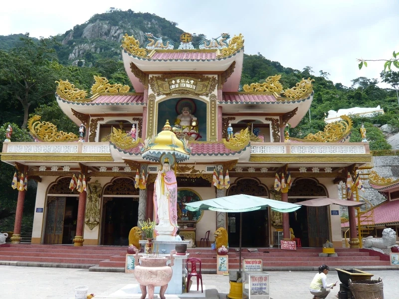 Đi chùa bà đen tây ninh để cầu an và tận hưởng không gian yên bình.