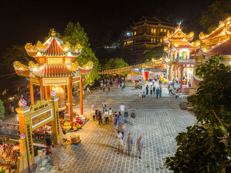 Núi chùa bà đen mang vẻ đẹp kỳ vĩ và linh thiêng.