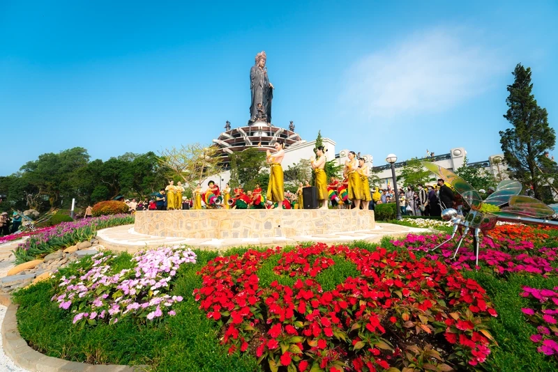 Nhiều người chọn đi chùa bà đen vào dịp đầu năm để cầu phúc.