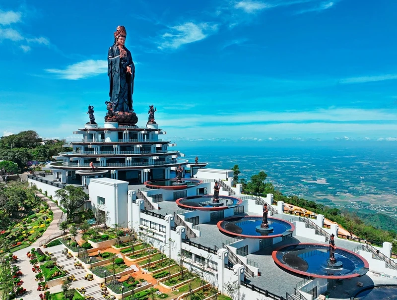 Ngắm nhìn hình ảnh chùa bà đen tây ninh với vẻ đẹp thanh tịnh trên núi cao.