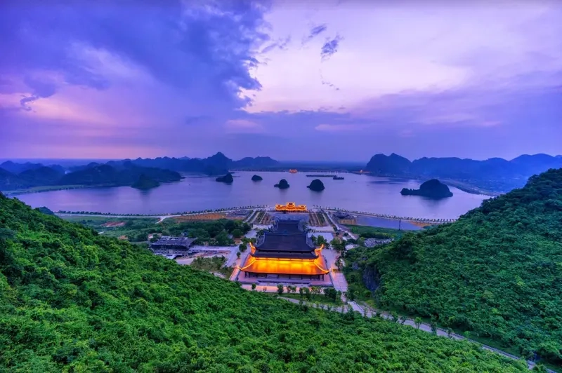 Khung cảnh chùa Tam Chúc mang đến không gian yên tĩnh, mộc mạc
