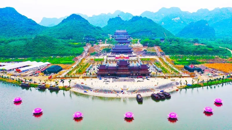 Đền Tam Chúc là nơi linh thiêng để cầu nguyện và chiêm bái