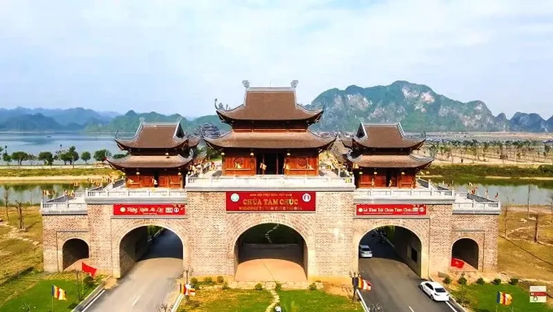 Cổng Tam Quan chùa Tam Chúc là điểm vào độc đáo dẫn vào không gian tâm linh