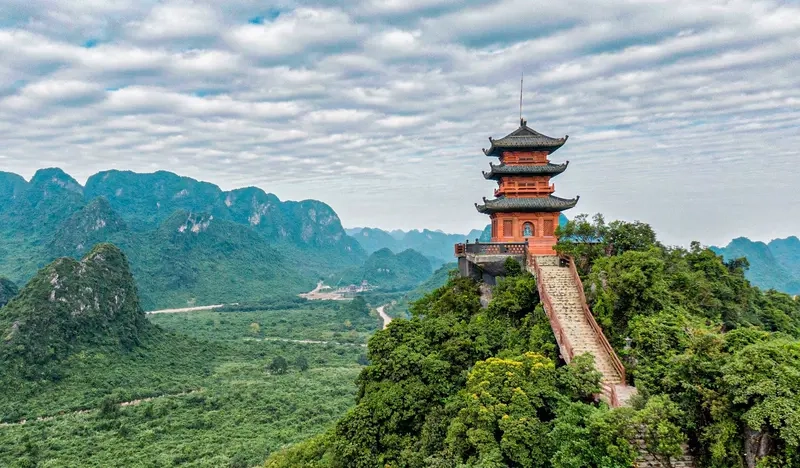 Cảnh chùa Tam Chúc mang đến không gian thanh tịnh và hoài cổ