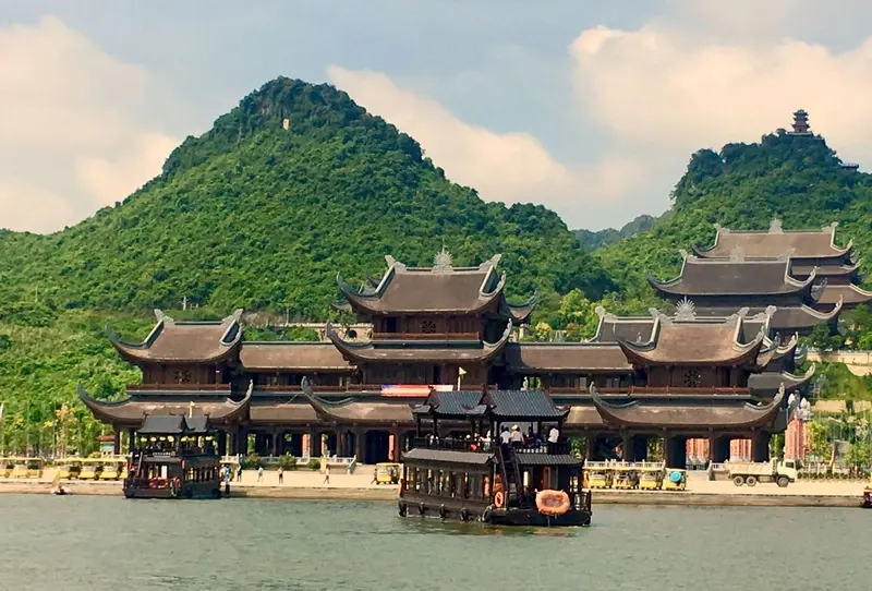 Cảnh chùa Tam Chúc Hà Nam thu hút với vẻ đẹp nguyên sơ và yên bình