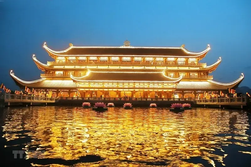Chùa Tam Chúc về đêm đẹp huyền bí với ánh sáng lung linh