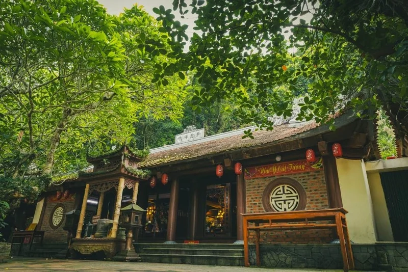 Du khách nô nức dự lễ chùa yên tử mong bình an cho năm mới