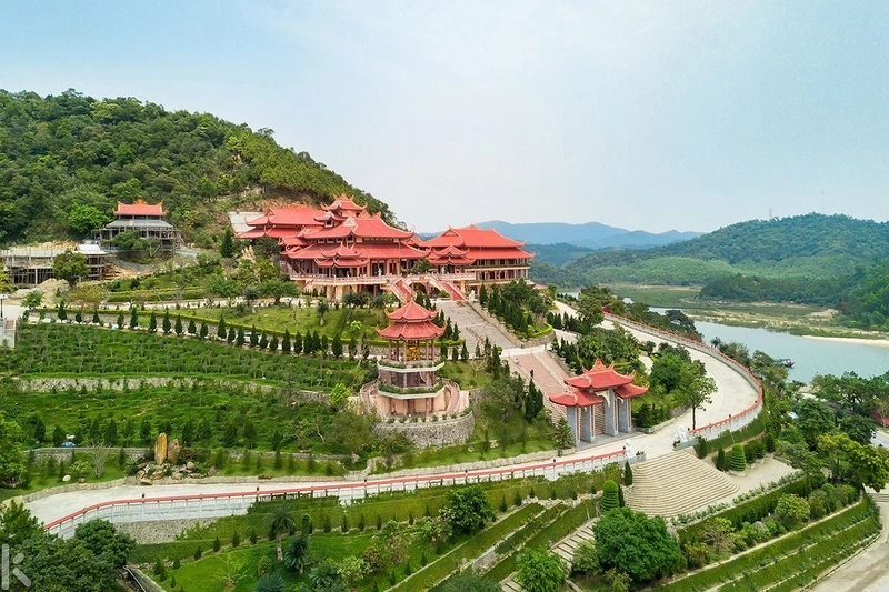Hòa mình vào phong cảnh chùa yên tử yên bình và tĩnh tại