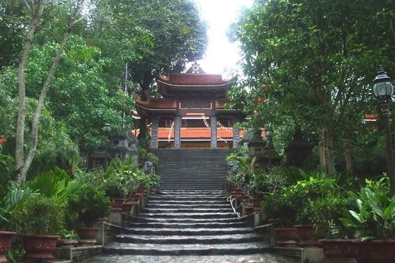 Chùa yên tử trong sương mù hiện lên kỳ ảo như chốn bồng lai