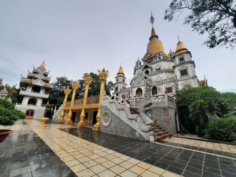 Chùa bửu long q 9 mang nét kiến trúc độc đáo và không gian thanh tịnh.