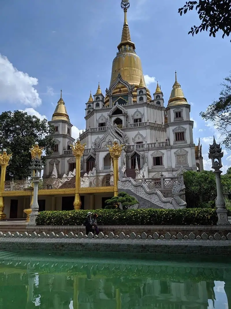 Du khách yêu thích chụp ảnh chùa bửu long nhờ khung cảnh cổ kính và độc đáo.