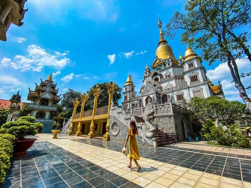 Chiêm ngưỡng hình ảnh chùa bửu long đẹp nhẹ nhàng, mang lại cảm giác thư thái.