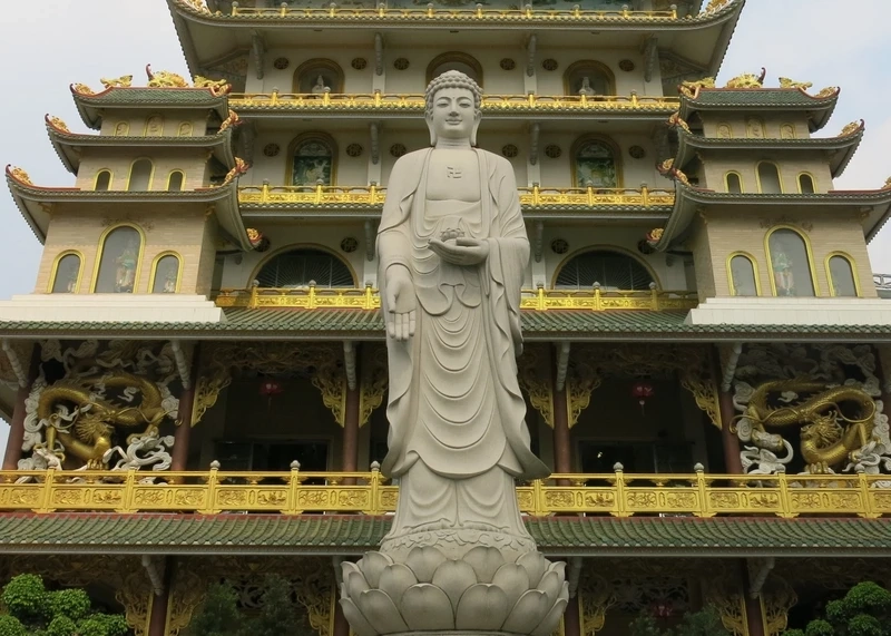 Tuyển tập hình ảnh của chùa bửu long quận 9 thể hiện nét đẹp hài hòa giữa thiên nhiên và kiến trúc.