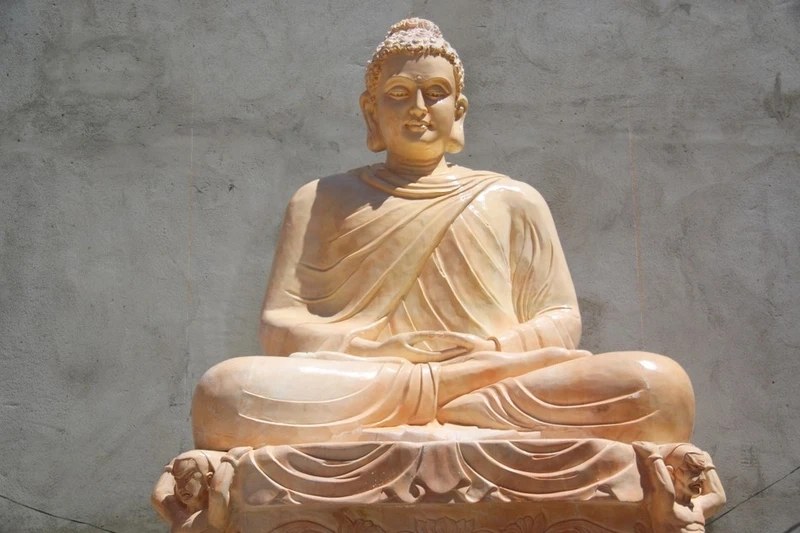 Tượng phật chùa bửu long là điểm nhấn linh thiêng trong chánh điện.