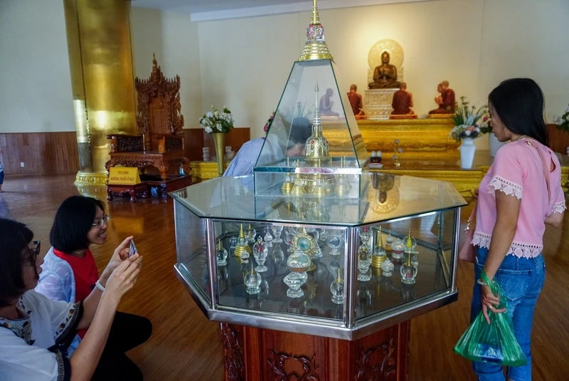 Xá lợi chùa bửu long được tôn kính và gìn giữ như bảo vật tâm linh quý báu.
