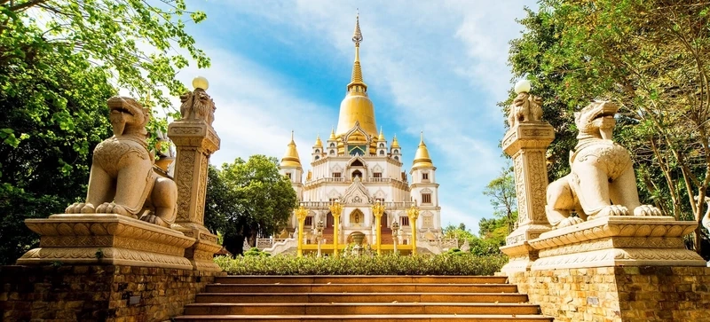 Chánh điện chùa bửu long rộng rãi, trang nghiêm với tượng Phật uy nghi.