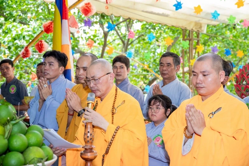 Lễ dâng y chùa bửu long là dịp lễ lớn, thu hút đông đảo tín đồ tham dự.