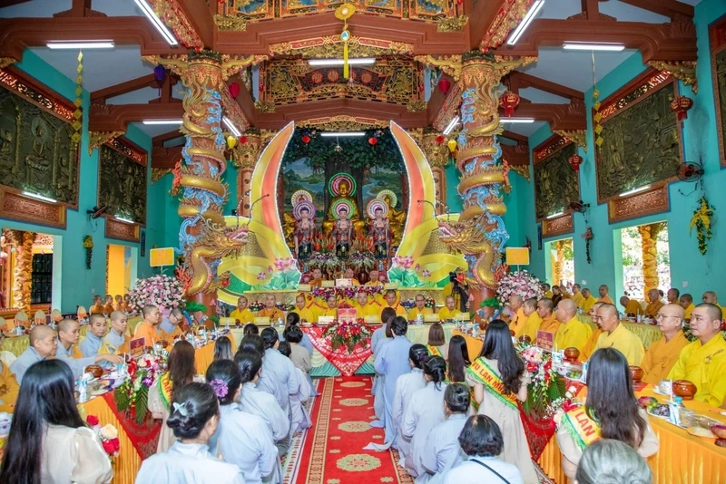Lễ dâng y kathina chùa bửu long diễn ra long trọng, mang đậm tinh thần Phật giáo.