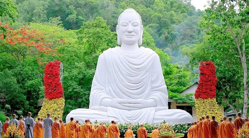 Hình phật chùa phật quang thể hiện vẻ từ bi và uy nghi của đức Phật.