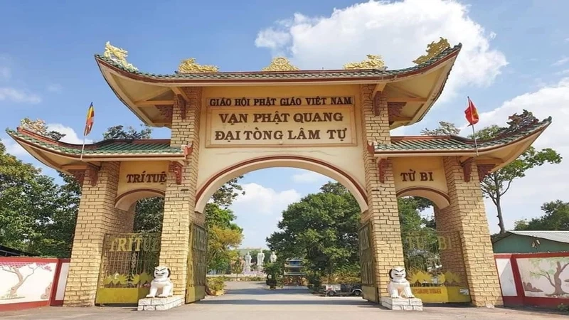 Quang cảnh chùa phật quang hài hòa với thiên nhiên, thích hợp hành hương và thư giãn.