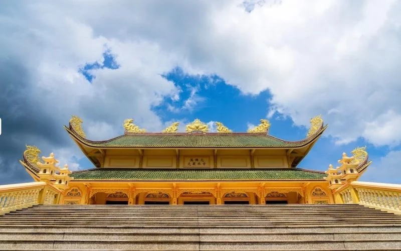 Diện tích chùa phật quang rộng lớn, tạo không gian lý tưởng cho tu tập và lễ bái.