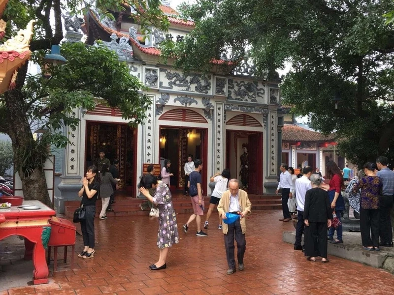 Lưu giữ khoảnh khắc tâm linh với ảnh phủ tây hồ