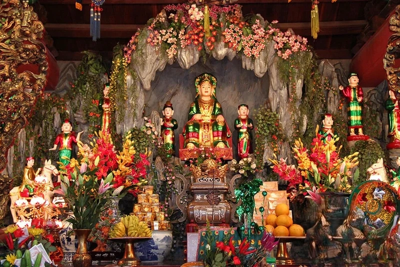 Sắc xuân lễ hội rộn ràng trong ảnh lễ phủ tây hồ