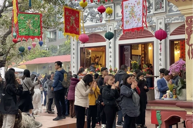Trải nghiệm không khí tâm linh qua ảnh đi lễ phủ tây hồ