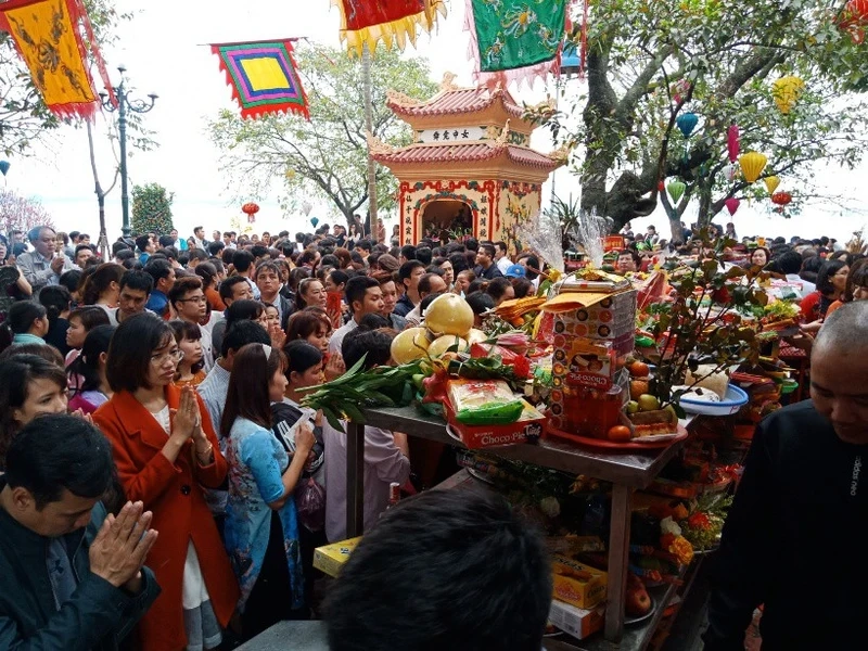 Hương trầm lan tỏa trong ảnh đẹp phủ tây hồ